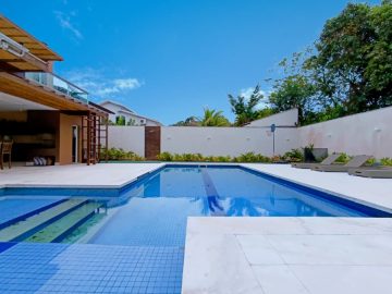 Casa com 4 sutes  venda na Riviera de So Loureno